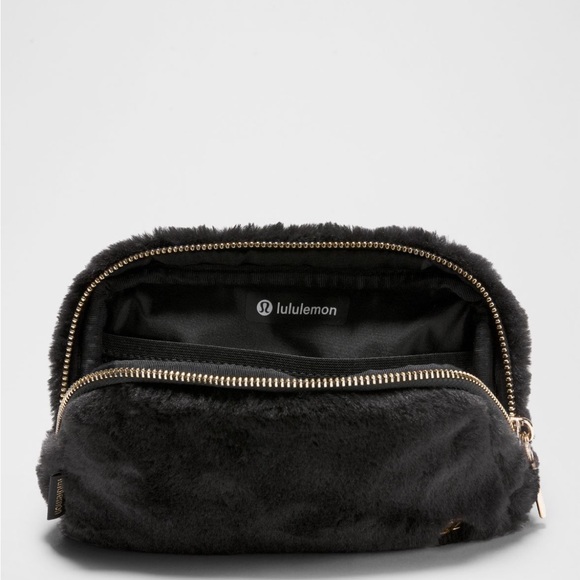NWT Lululemon Plush Fleece Everywhere Belt Bag 1L in Black and Gold - Picture 9 of 13